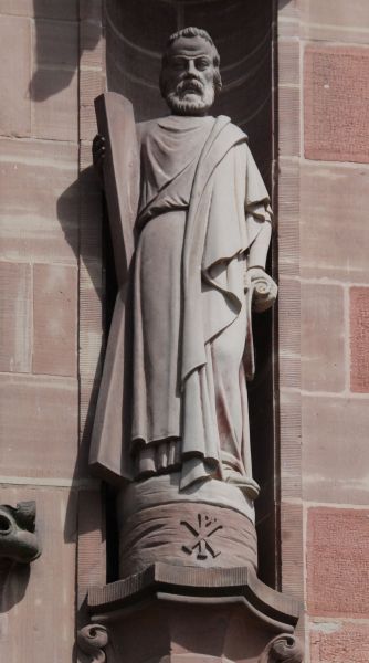 Statue de Saint-André sur la façade de l’église. (Photo GB)
