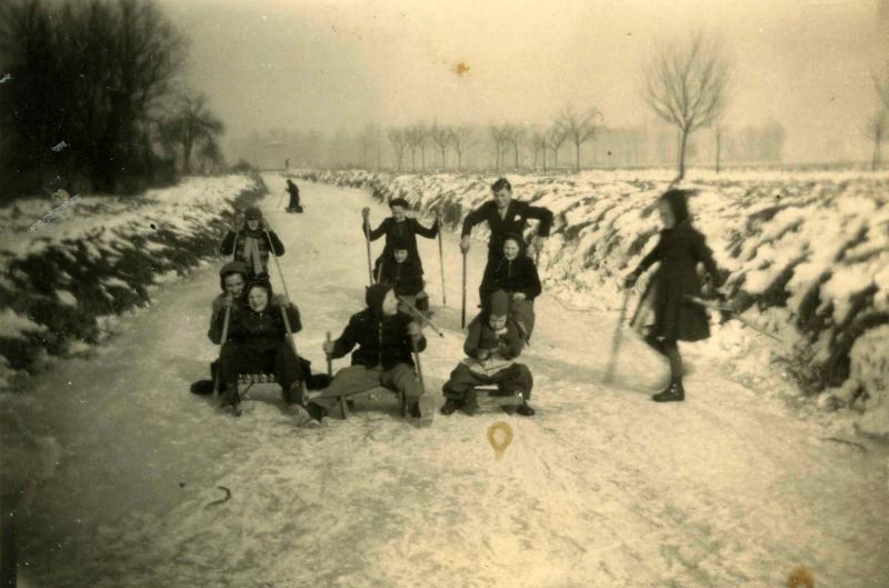 Petits et grands profite de l’étendue de glace formée par l’Ehn, très fréquente encore jusqu’aux années 1970.