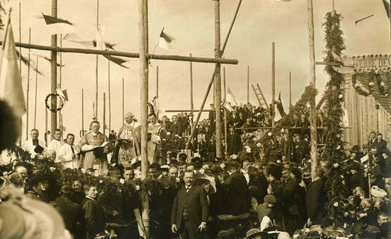 Construction de la nouvelle église. Cérémonie de la pose de la première pierre le 20 avril 1913. (Collecte photos)