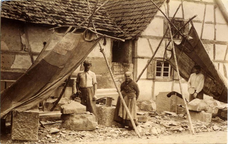 Les tailleurs de pierres installés dans la rue principale. (Collecte photos)