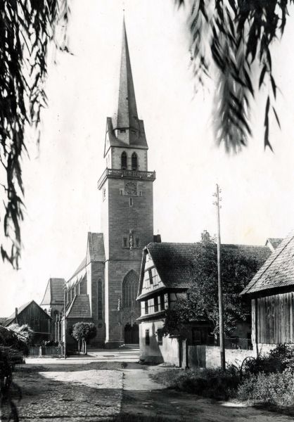 Le bâtiment terminé se dresse sur la nouvelle place de l’église. (Collection Spindler)