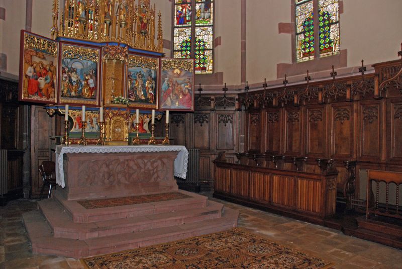 Maître-autel et les stalles du chœur. (Photo GB)