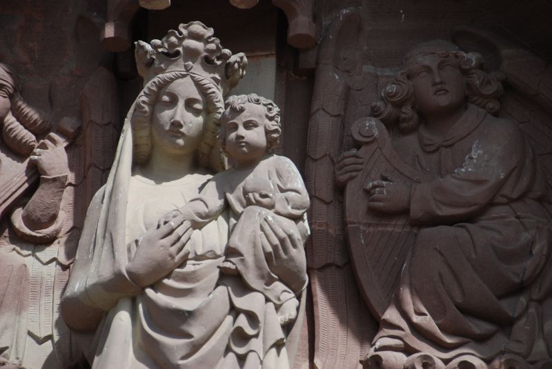 La vierge à l’enfant au-dessus de l’entrée principale sur la façade de l’église. (Photo GB)