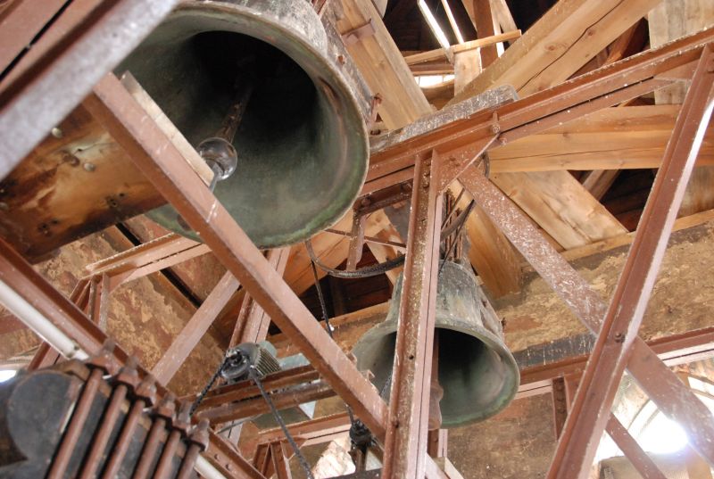 Les deux cloches ; la plus ancienne de 1680, André-Joseph-Sébastien et celle de 1802. (Photo GB)