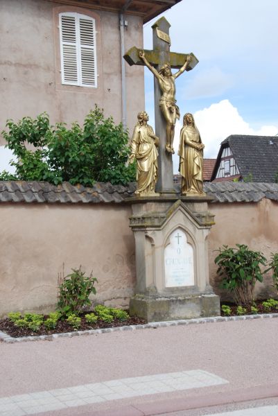 Calvaire devant le Presbytère de 1893. (Photo GB)