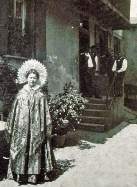 Jeune femme avec sa coiffe soleil et des garçons avec leurs chapeaux ronds.