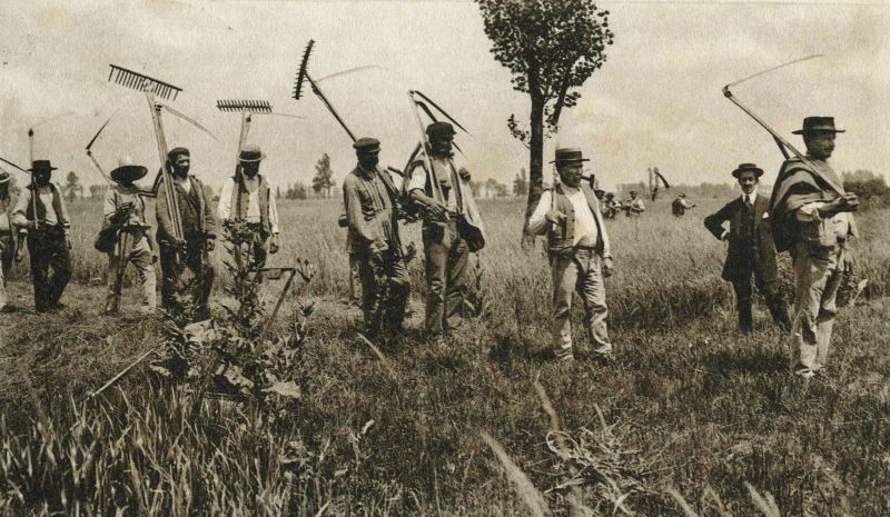 Une équipe, Rotte, de faucheurs en route pour le Bruch sous la direction du Rottemeister, le chef d’équipe.