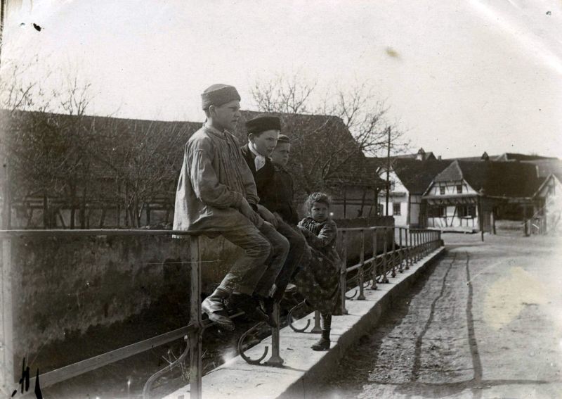 Sur le pont de l’Ehn, autour de 1909. (Collection Spindler)