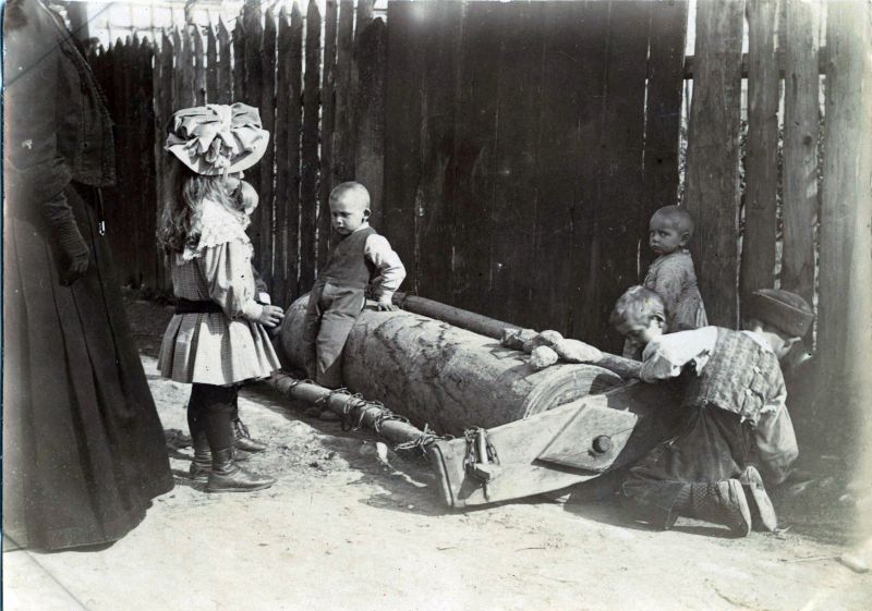 Le rouleau de la ferme sert de cadre pour les enfants vers 1909. (Collection Spindler)
